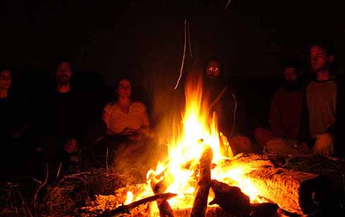 Meditation around a fire - Premasagar - flickr.com